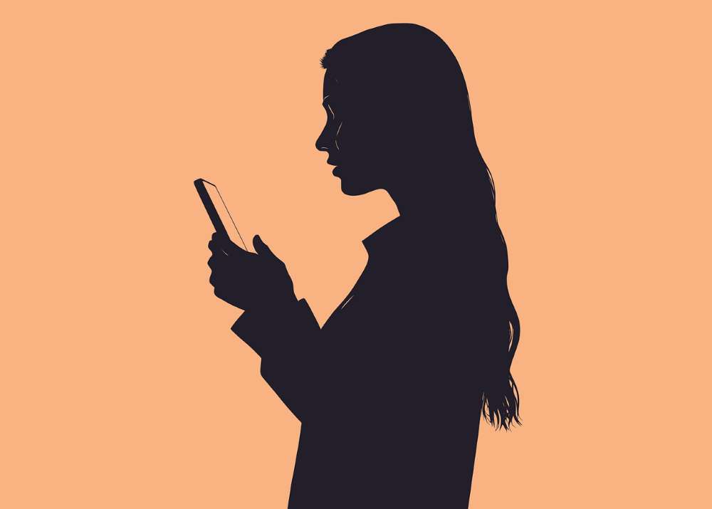 Le harcèlement scolaire jeune fille face à son smartphone