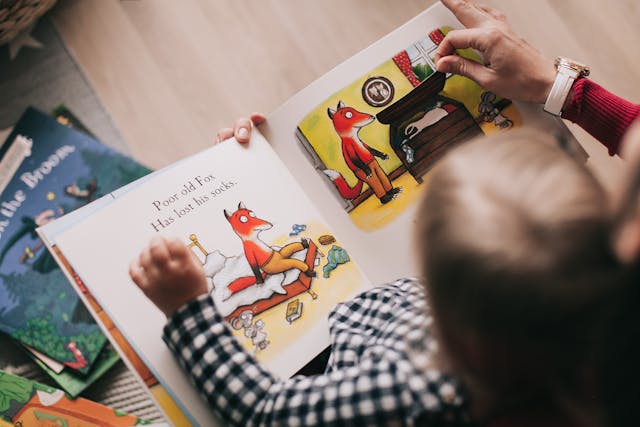 enfant qui lit un livre avec un parent