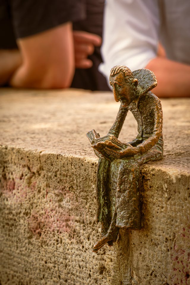figurine qui lit